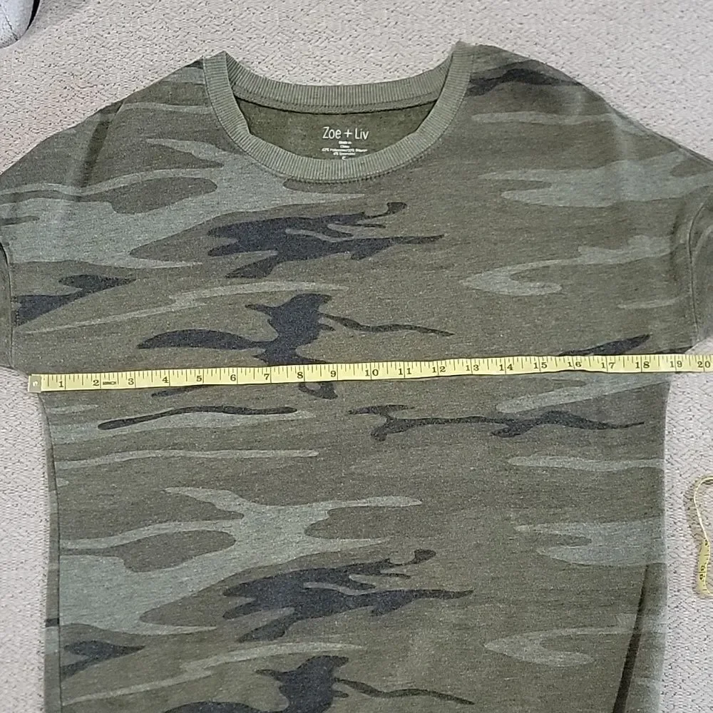 Zoe + Liv Green Camouflage Print Crew Neck Sweatshirt - Size Small